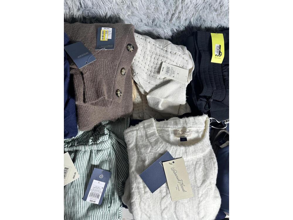 20 Pc Women’s Clothing Lot NWT Target Sizes S-XL Sweaters Jeans Boutique Resell - Picture 3 of 8